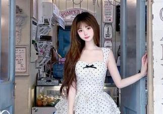 兔玩映画独特写真图集：在一半白丝一半裸腿中感受时尚与个性