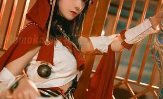 一起走进南桃Momoko的爱礼服世界：暮光中的迷人大cos写真展览