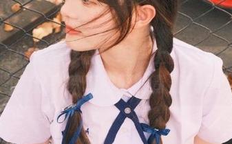 喵写真的最新作品：课桌上白丝水手服，图库分享梦幻校园的青春气息！