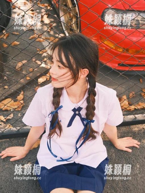 喵写真的最新作品：课桌上白丝水手服，图库分享梦幻校园的青春气息！