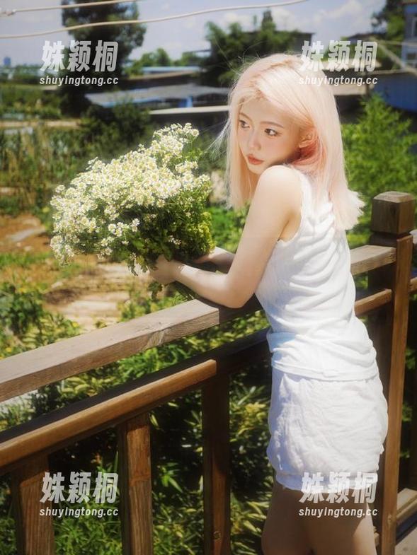 头条女神-小晴子 头条女神 - 小晴子短裙写真:开启图集之旅,探索她的时尚潮流瞬间
