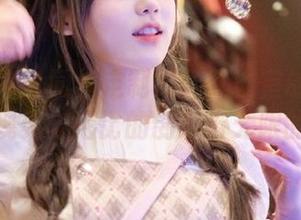 头条女神 – 同步定制幻雪儿教室的写真作品，展现无与伦比的创意与无限的可能性
