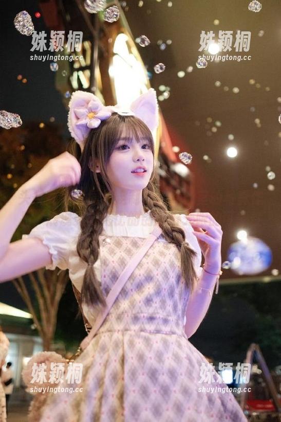 头条女神-幻雪儿 头条女神 - 同步定制幻雪儿教室的写真作品,展现无与伦比的创意与无限的可能性