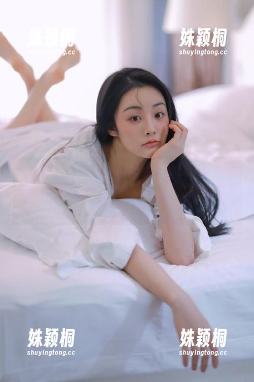 头条女神-萌琪琪 头条女神 - 在萌琪琪的丝袜物语中,细品每一张写真作品集带来的视觉盛宴与心灵震撼