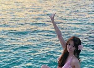 学妹加速跑 – 清新脱俗的小云，高清写真展现浴缸里的温柔与宁静