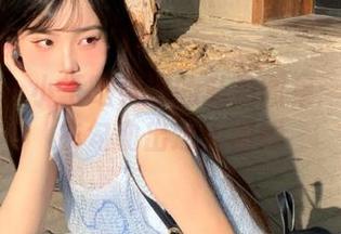 微密圈 – 小玉吃果冻的私拍图集：黑色睡衣勾勒出迷人曲线