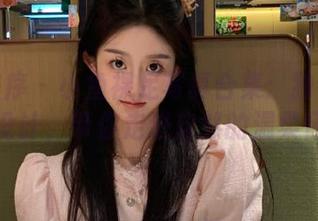 少女秩序 – 小鱼裸足写真合集：独特的壁纸设计，带你走进自然的温柔怀抱