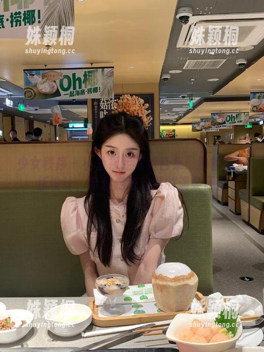 少女秩序 - 小鱼裸足写真合集：独特的壁纸设计，带你走进自然的温柔怀抱