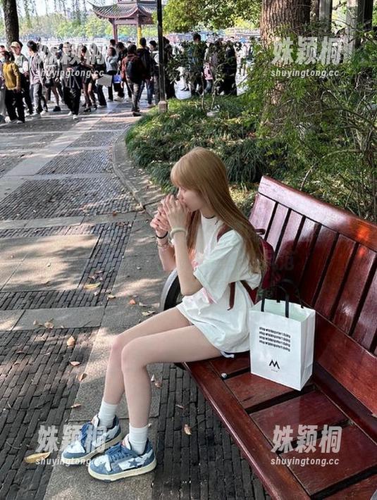 尤果网-李凌子 尤果网 - 办公室里的魅力瞬间:高清李凌子写真图包,尽显职业风范