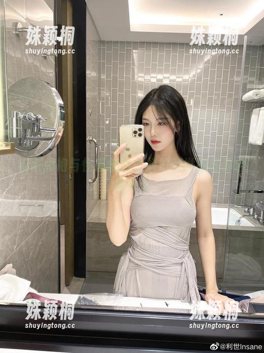 细腻旗袍与性感魅力：抖娘利世的写真合集分享