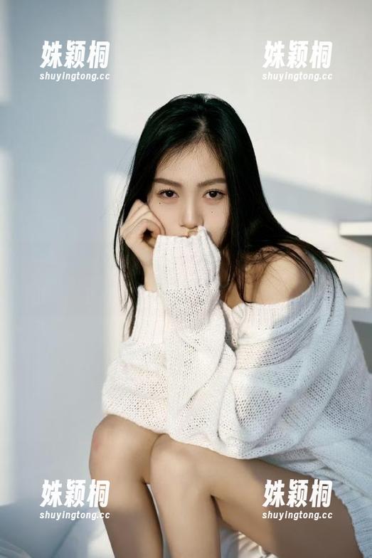 推女神-施忆佳 推女神 - 施忆佳的可爱写真作品,无圣光背景下的亲密瞬间,令你心动不已。