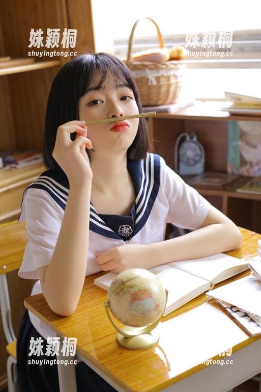 星颜社 - 感受李丽莎修女的创作魅力：独特的照片作品