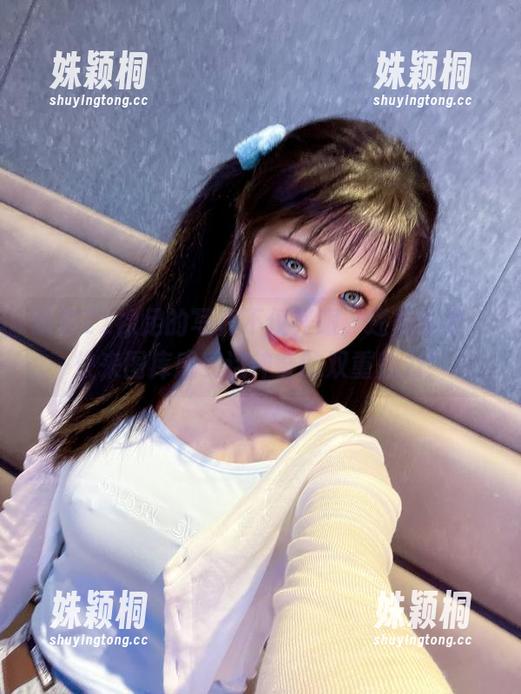 晕崽Zz裸足的写真不仅养眼，还能逗笑，快来图库感受这神奇的双重魅力！