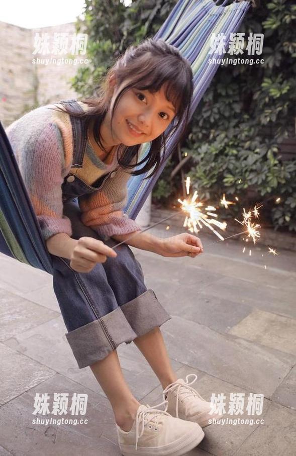 果团网-林弯弯 果团网 - 林弯弯的诱惑,精美美腿写真套图,让你沉醉于她的绝美身姿!