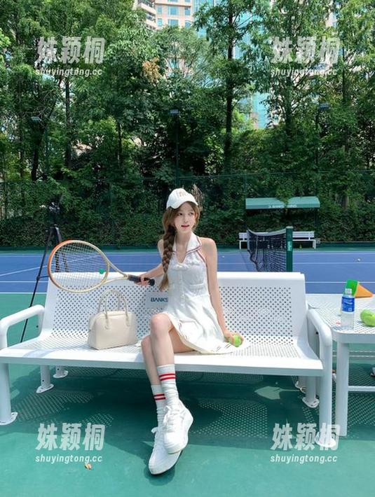 爱蜜社 - 观看小热巴的灰丝写真合集，感受她如何诠释优雅与风情！