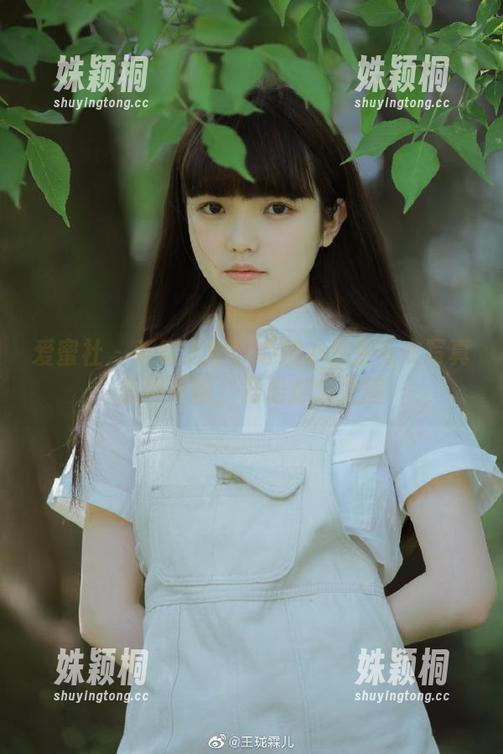 爱蜜社 - 新鲜出炉！心妍小公主毛衣写真美图更新，开启魅力之旅