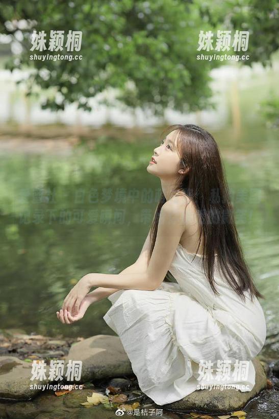 爱蜜社 - 白色梦境中的萌白酱：私拍美图记录下的可爱瞬间，带给你暖暖的微笑！
