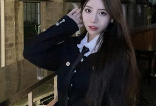 来看“白莉爱吃巧克力”与她的“闺房JK”美图，超丰富资源不容错过