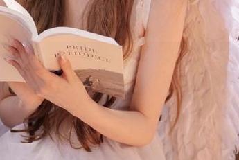 最新原图：白莉爱吃巧克力短裙写真，捕捉动人瞬间的精彩表现