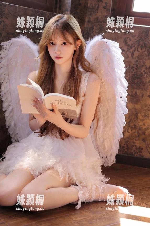 最新原图：白莉爱吃巧克力短裙写真，捕捉动人瞬间的精彩表现