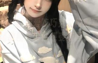 畅享青春，白莉爱吃巧克力校服写真合集，精致图片带你感受校园气息！