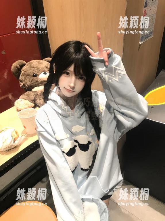 畅享青春，白莉爱吃巧克力校服写真合集，精致图片带你感受校园气息！