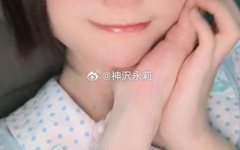 神沢永莉写真集精选：平安夜分体式泳衣的时尚之旅