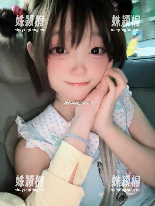 神沢永莉 神沢永莉写真集精选:平安夜分体式泳衣的时尚之旅