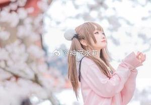 走进神沢永莉的万圣节世界，粉毛小恶魔写真库带你感受别样魅力！