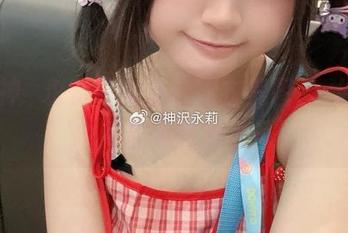 最新神沢永莉带来蓝白泳衣美图，ck浴室中尽显青春活力！