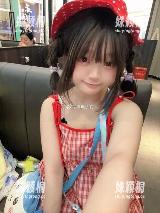 神沢永莉 最新神沢永莉带来蓝白泳衣美图,ck浴室中尽显青春活力!