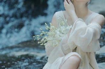 秀人网 – 清新白裙中的Laura苏雨彤，写真全集尽显她的柔美与力量
