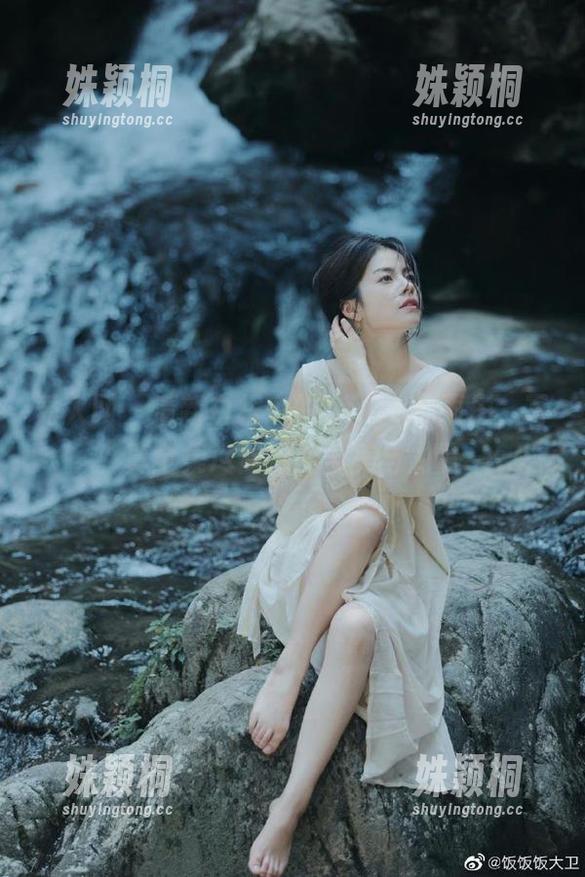 秀人网 - 清新白裙中的Laura苏雨彤，写真全集尽显她的柔美与力量