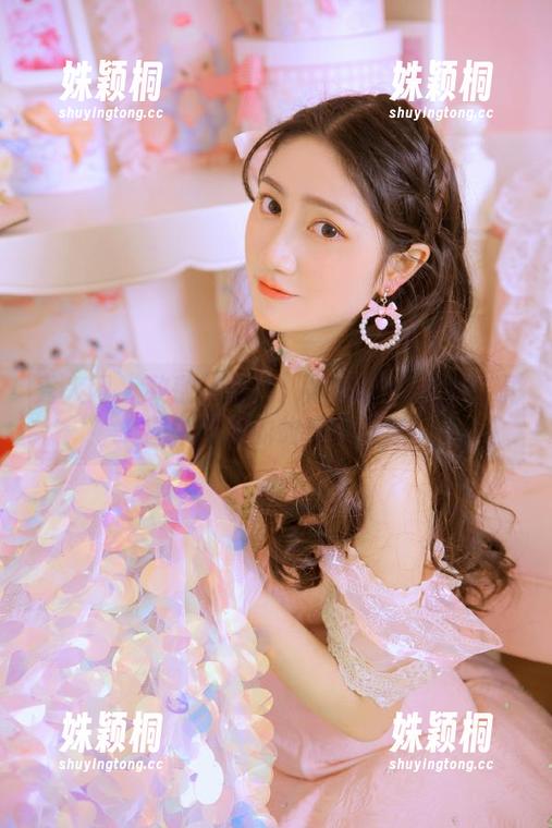 秀人网 - 致敬余虞酱：她的制服图集与原图中蕴藏的故事与情感