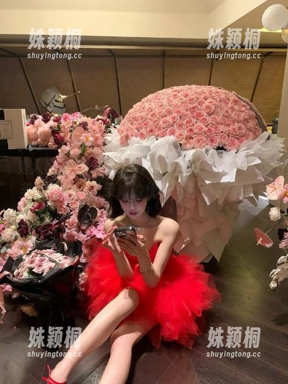 秀人网 - 养乐多Doll美图合集发布，精选美足写真，记录她的优雅与时尚，完美呈现！