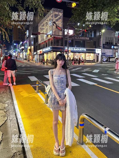 秀人网 - 尽情欣赏叶籽亿女友的写真：壁纸中流露的每一个细腻瞬间