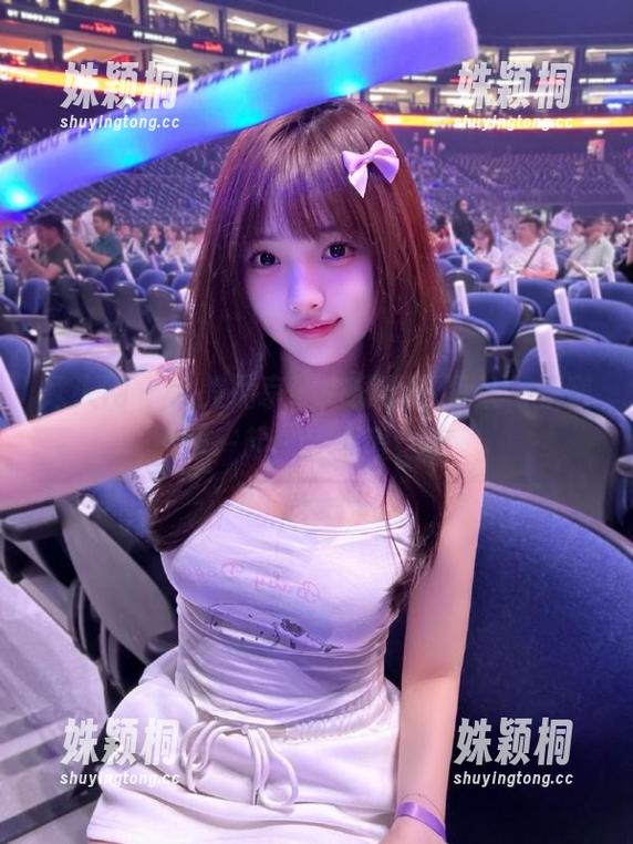 秀人网 - 大美媚京的眼镜精选图集，跟随她一起享受可爱之旅