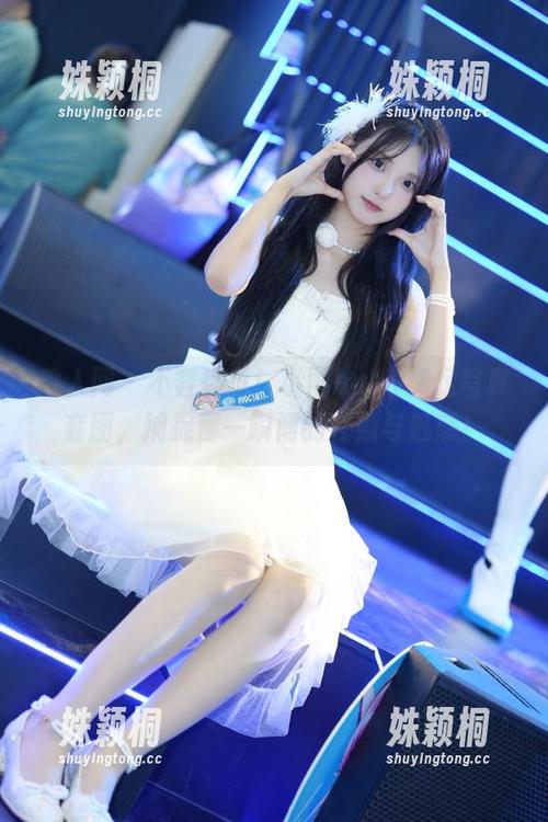 秀人网 - 不容错过！小雨baby美足写真套图，捕捉那一瞬间的轻盈与魅惑！