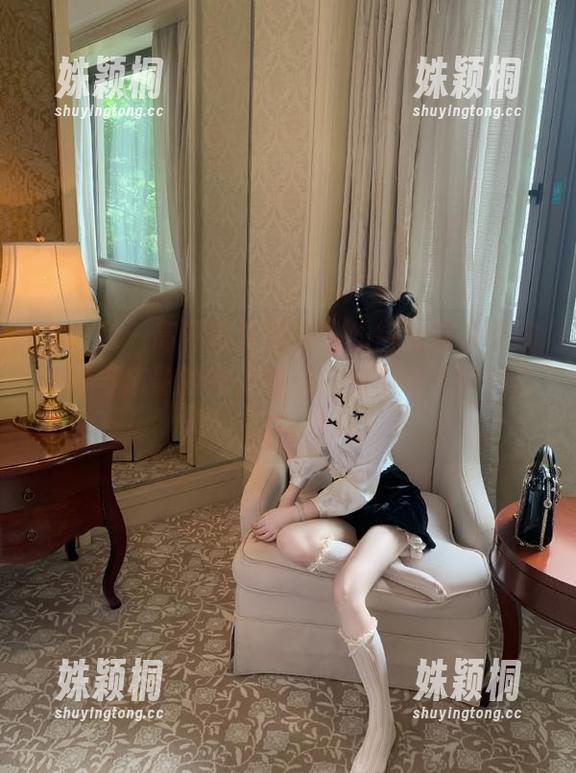 秀人网 - 高清写真集：幼幼御姐带你领略青春与成熟的完美对比，感受每一帧的心动瞬间