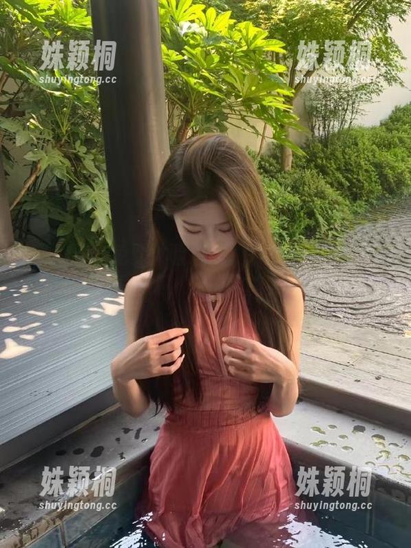 秀人网 - 免费体验悠悠YOYO连衣裙系列写真合集，释放你的美丽！
