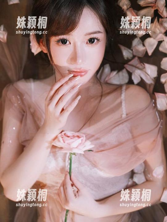 秀人网 - 慧敏Vivi制服写真，捕捉那个瞬间的美丽，感受每一张美图传达的情感与力量。