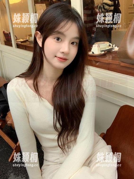 秀人网 - 月夕Lily与黑色的诗意碰撞：一组写真作品展现独特视角