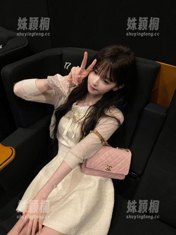 秀人网 - 在家拍出时尚感，王俪丁的居家套图，作品中尽是我自嘲的精彩时刻！