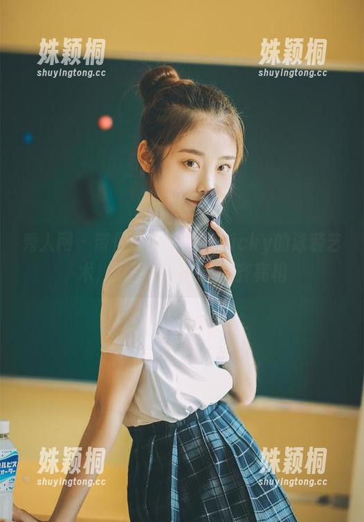 秀人网 - 带你领略田小燕Vicky的泳装艺术，原图与时尚套图齐亮相