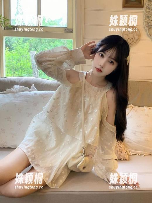 秀人网 - 一抹纯白惊艳全场！赵万灵的写真美图，快准备好你的心脏和眼睛！