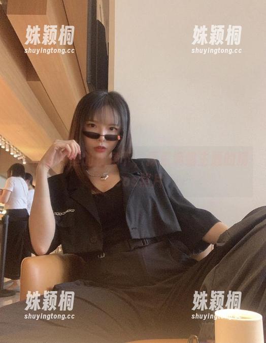在秋和柯基的视角下，探索滴蜡主题的精美cos照片