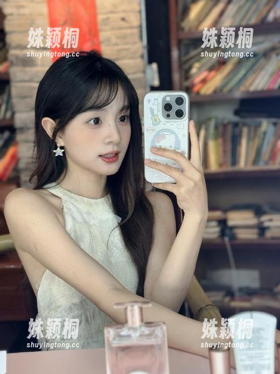 绮梦摄影 - 探索月月的体操服艺术，分享她的精彩写真作品之旅