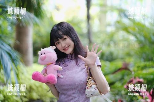 脱尾巴Mizuki 雪白的裙摆与阳光:脱尾巴Mizuki呈现可乐JK高清写真集的绝美瞬间
