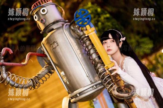 迷人的落落Raku在似水流年之中，尽情展现她的写真作品之美！