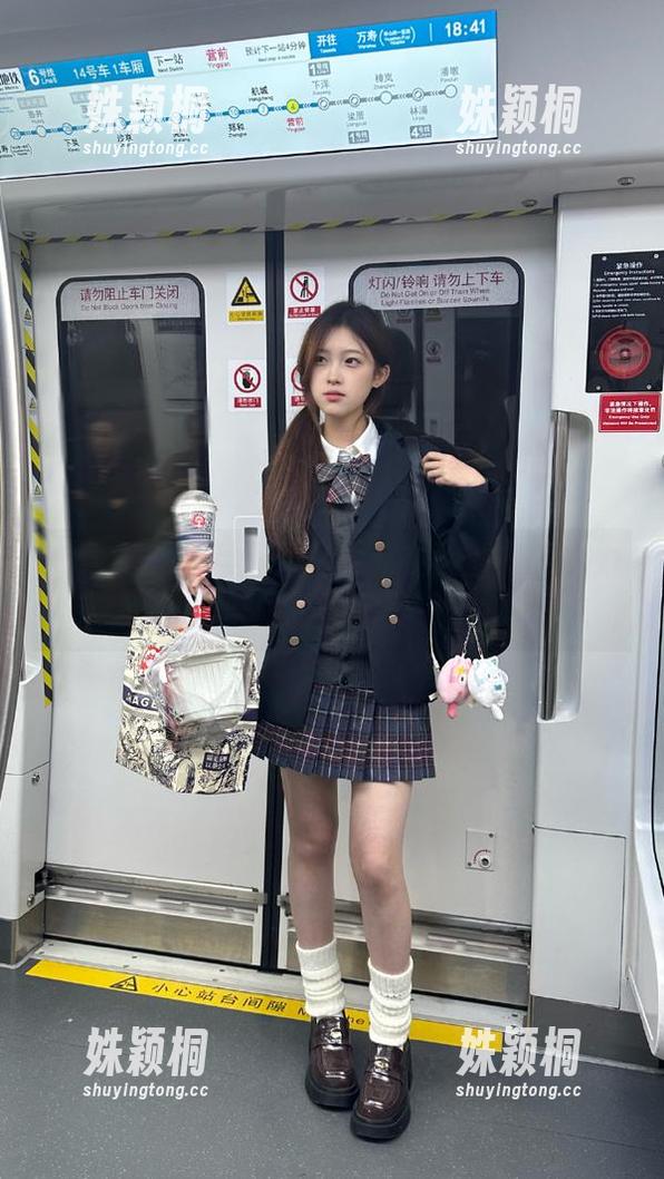 蜜桃社-初月 蜜桃社 - 初月运动写真:在美图中展现力量与优雅的完美平衡